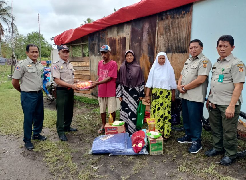 Penyerahan Bantuan Logistik Kepada Korban Bencana Kebakaran Pemukiman Kota Banjarbaru